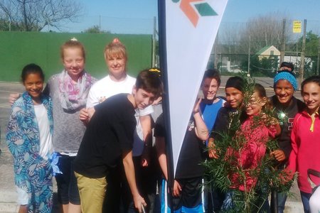 Leerders van Laerskool Okkie Smuts is hier hard besig met die plant van bome op die skoolterrein